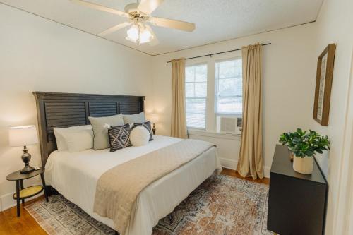 um quarto com uma cama grande e uma ventoinha de tecto em Historic Revival King Bed Midtown Memphis 70 Fast WiFi Free Parking Yes Pets em Memphis