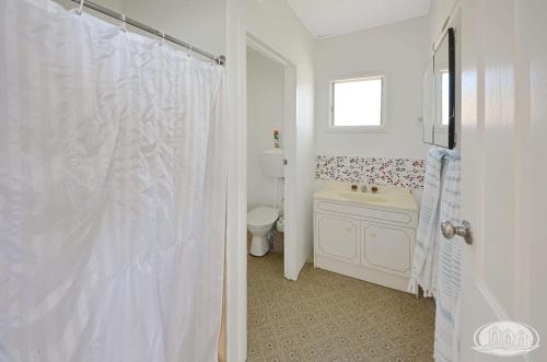 biała łazienka z toaletą i prysznicem w obiekcie Cape Villa w mieście Cape Bridgewater