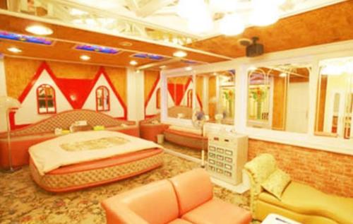 a hotel room with a bed and a couch at ホテル　アイネ　五條店 in Nohara