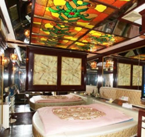 a room with two beds and a stained glass ceiling at ホテル　アイネ　五條店 in Nohara