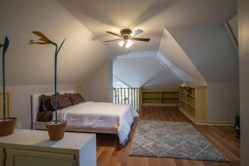 um quarto com uma cama e uma ventoinha de tecto em Southern Sophistication and Charm in the Heart of Cooper Young em Memphis