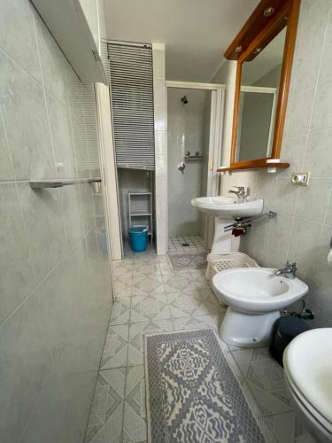 トッレ・カンネにあるCasita Luzmilaのバスルーム(トイレ2つ、シャワー、シンク付)