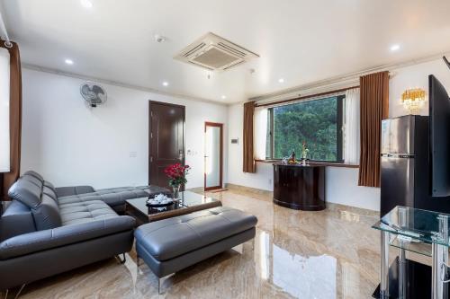uma sala de estar com um sofá e uma mesa em CHÉRIE HOMEHOTEL em Ha Long