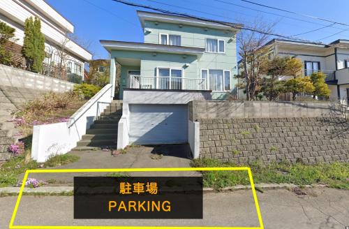 a building with a parking sign in front of it at 京樽3号 1棟貸切 一軒家 3-Bedrooms Duplex Private Villa KYOTARU3 in Otaru