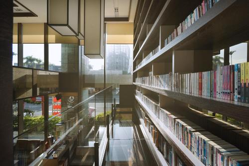 a library with a lot of books on shelves at Walden Hotel in Yilan City