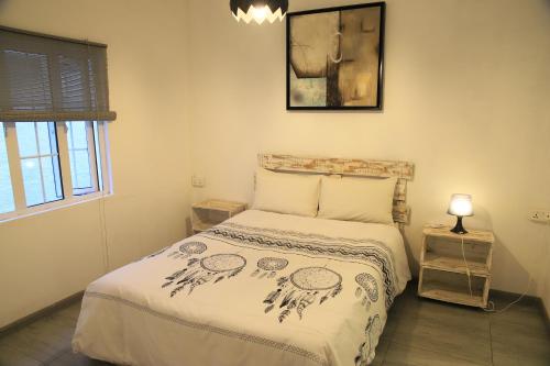ein Schlafzimmer mit einem Bett mit einer weißen Bettdecke in der Unterkunft Mathilde Villa Grand Baie in Grand Baie