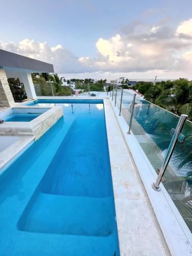 a large swimming pool with blue water at Apartamento Carey in Cabrera