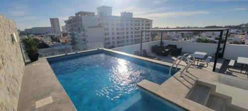 A piscina em ou perto de New Luxury Condo