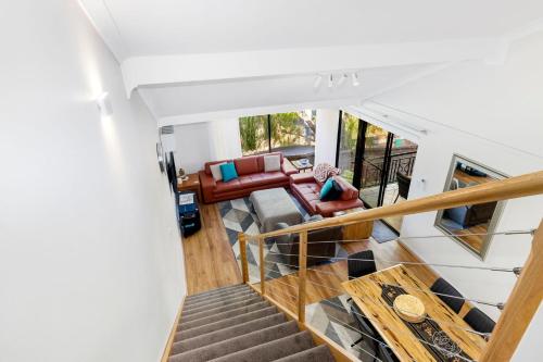 uma escada que leva a uma sala de estar com um sofá em Escape to the Cape Villa 15 em Broadwater