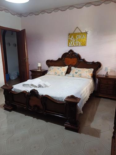 Een bed of bedden in een kamer bij La Dea del Mare Appartament