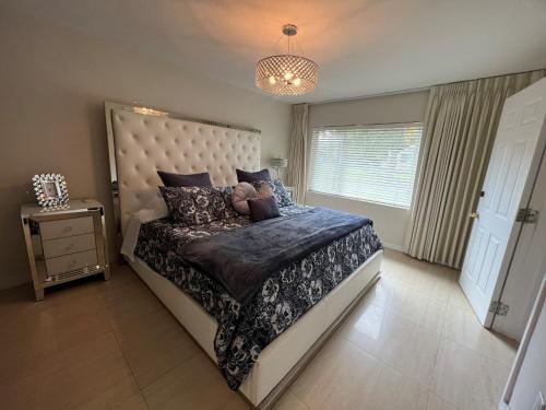 a bedroom with a large bed and a window at LUXURY Guayabita's House in Miami
