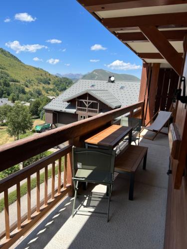 a balcony with a table and chairs and a view at Appartement pied des pistes avec garage et balcon- Balcons des Pistes in Les Deux Alpes