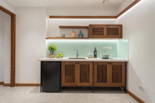 - une cuisine avec un évier et un comptoir dans l'établissement Le Parfum Apartment and Hotel, à Hanoï