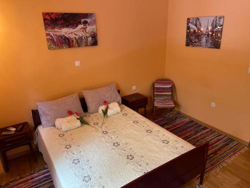een slaapkamer met een bed met bloemen erop bij Mary's Rainbow Apartment in Athene