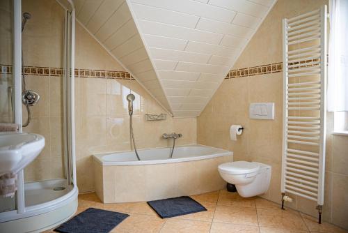 uma casa de banho com uma banheira, um WC e um lavatório. em Große Ferienoase mit Burgbergblick (ideal für Familien) em Bevern