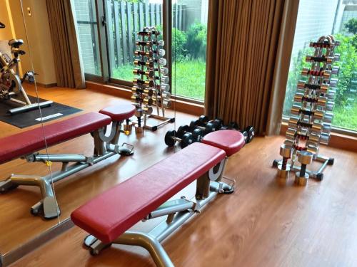 a gym with a row of benches and exercise equipment at Walden Hotel in Yilan City