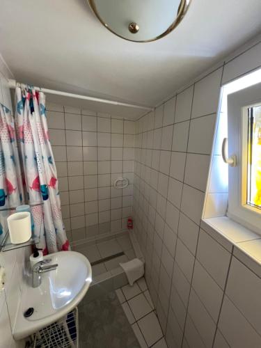 een badkamer met een wastafel en een spiegel bij Apartments Kulic in Tisno