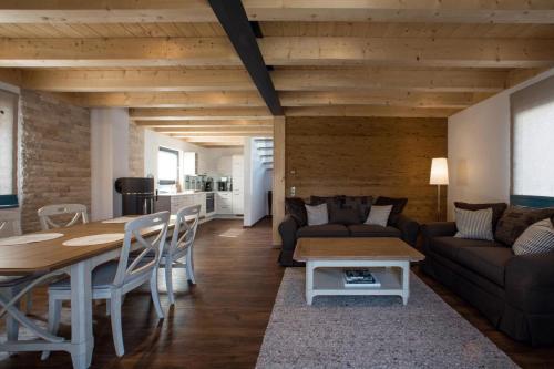 ein Wohnzimmer mit einem Tisch und einem Sofa in der Unterkunft Châlets de la Liberté B in Oberstaufen