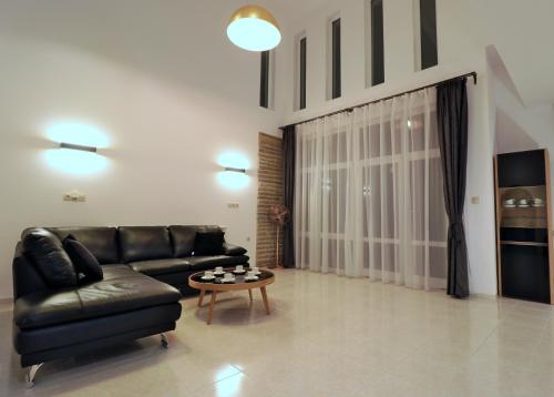 Ruang duduk di Ravda Residence