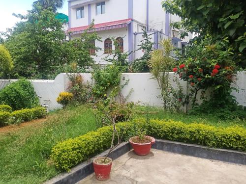 een tuin voor een huis bij Hotel Anjana 