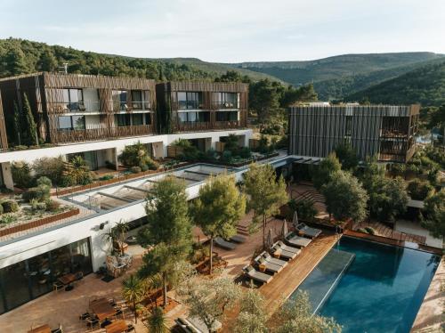 een luchtzicht op een gebouw met een zwembad bij Maslina Resort in Stari Grad