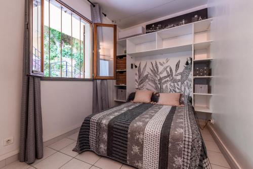 une chambre avec un lit et une fenêtre dans l'établissement Les crêtes , magnifique T2 4 pers Route des Sanguinaires, à Ajaccio