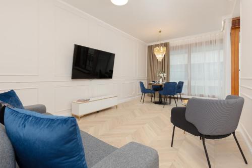 salon z kanapą i telewizorem w obiekcie Lux Apartment Niemcewicza with AC & Balcony Warsaw Ochota by Renters w Warszawie