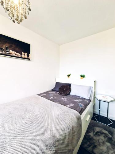 Uma cama ou camas num quarto em Apartament nad Pisą