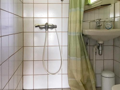 uma casa de banho com um chuveiro e um lavatório. em One-Bedroom Holiday home in Averøy 1 em Averoy