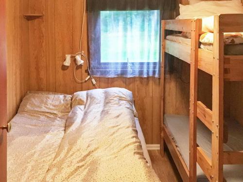 um pequeno quarto com um beliche e uma janela em One-Bedroom Holiday home in Averøy 1 em Averoy