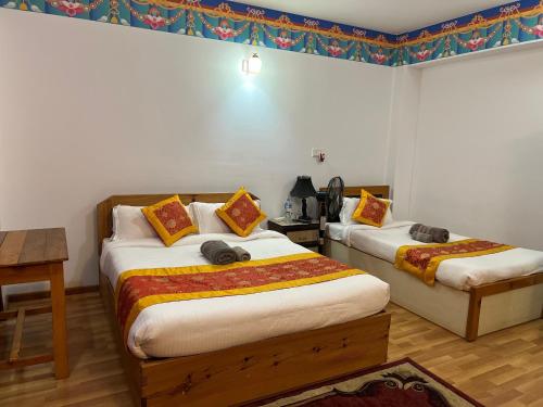 Postel nebo postele na pokoji v ubytování The Boudha Inn
