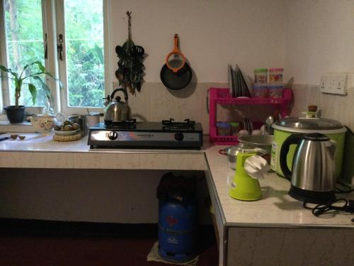 een keuken met een aanrecht met een fornuis en een wastafel bij Ella Relax Inn in Ella