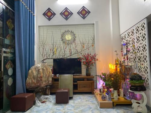 下龍灣的住宿－Tom Tit Hotel，一间带电视和桌子的客厅