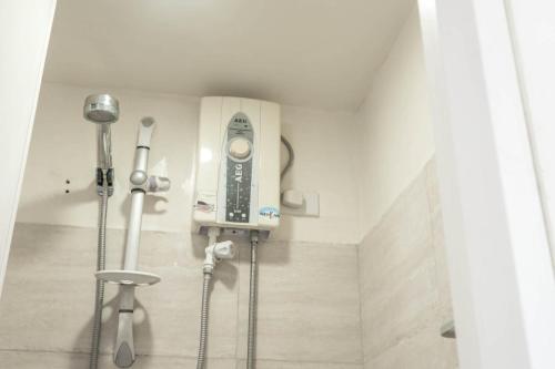 La salle de bains est pourvue d'une douche et d'un téléphone mural. dans l'établissement Mabolo Garden Flat, à Cebu