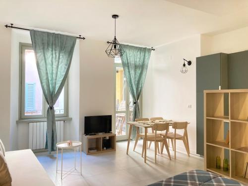 - un salon avec une table et une télévision dans l'établissement Apartment Via Sant'Alessandro 22 - Sostify, à Bergame