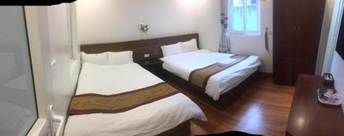 Giường trong phòng chung tại Hoa Đào Hotel