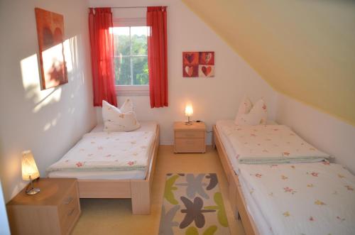 Un pat sau paturi într-o cameră la Ferienhäuser Schneeberger