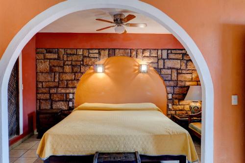 a bedroom with a bed with an arched doorway at Hotel Spa Casa del Sol in Guanajuato