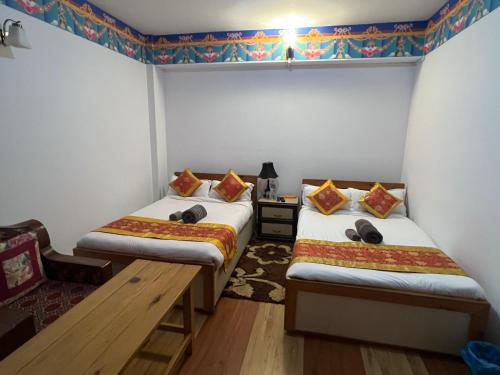 Postel nebo postele na pokoji v ubytování The Boudha Inn