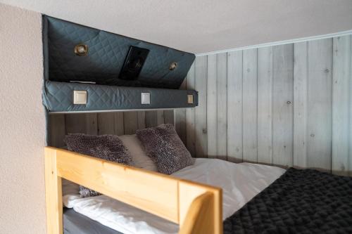 une petite chambre avec un lit superposé avec dans l'établissement Apartament Ale Antresola! - 4 osobowy przy ratuszu z parkingiem - Space Apart, à Jelenia Góra
