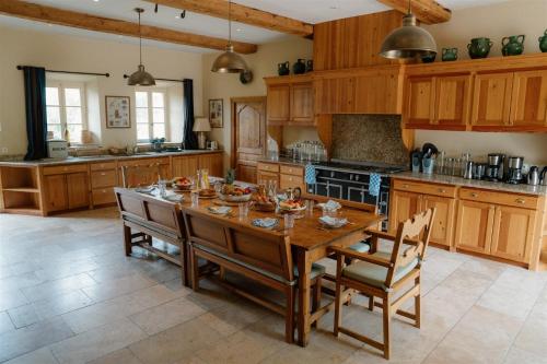 - une cuisine avec une table en bois et des placards en bois dans l'établissement Luxury villa on 650 acres with pool, à Palaja