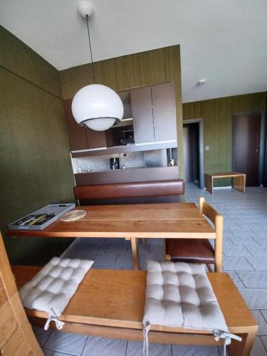 une salle à manger avec une table et une cuisine dans l'établissement Appartement classé 3 étoiles avec superbe vue, à Font-Romeu-Odeillo-Via