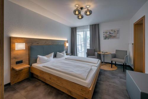 een hotelkamer met een groot bed en een tafel bij Hotel Seestern in Wasserburg