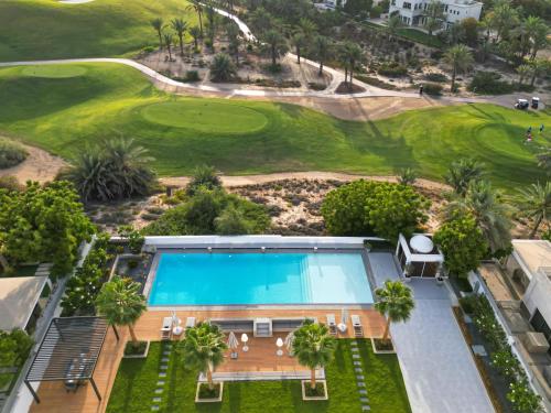 eine Luftansicht auf den Pool in einem Resort mit einem Golfplatz in der Unterkunft Villa Botanica-Exclusive 8-Bedroom Villa by Luxury Explorers' Collection in Dubai