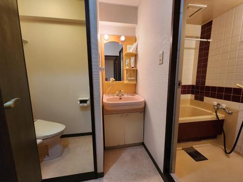 y baño con lavabo, aseo y bañera. en MORI Apartment 道頓堀(Dotonbori) 2DK, en Osaka
