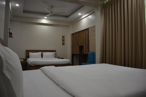 Tempat tidur dalam kamar di Hotel Royal Residency