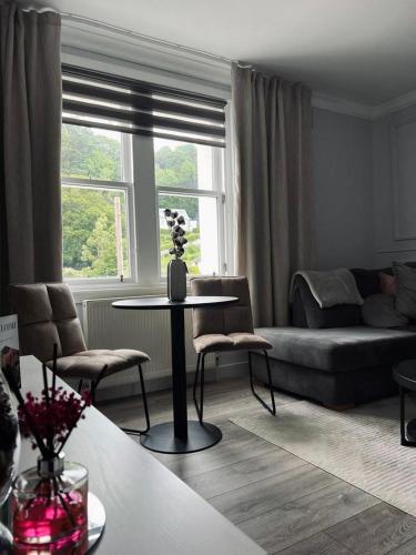Khu vực ghế ngồi tại Modern 2-bed flat in town centre