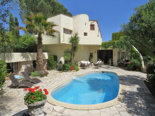 une villa avec piscine devant une maison dans l'établissement Villla Ativoli, à Vence