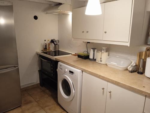 Kuchyň nebo kuchyňský kout v ubytování Afiartis Almira Cottage