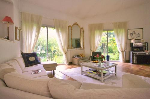 uma sala de estar com um sofá e uma mesa em Villla Ativoli em Vence